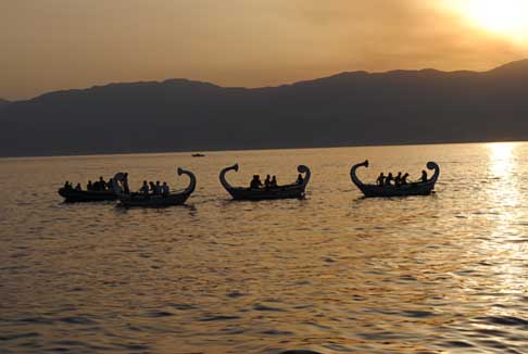 Reggio Calabria - Regata del Mediterraneo equipaggi della finale da sestra verso sinistra l'imbarcazione Regione Umbria, la Provincia di Salerno e la Regione Molise